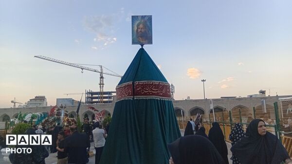 بیرق سیاه عزا در شب اول محرم بر گنبد ملکوتی امام هشتم برافراشته شد