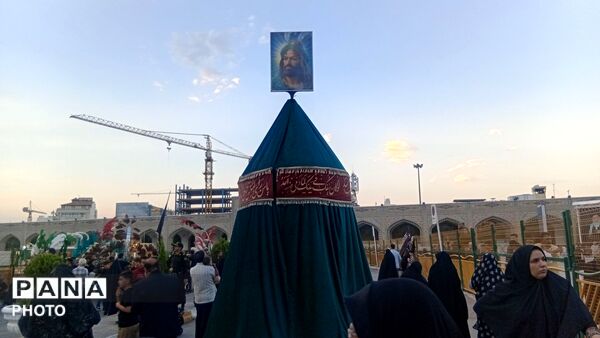 بیرق سیاه عزا در شب اول محرم بر گنبد ملکوتی امام هشتم برافراشته شد