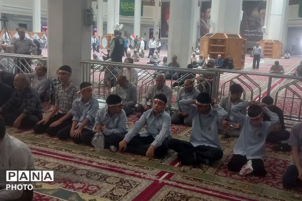 حضور دانش‌آموزان ناحیه یک شیراز در نخستین نماز جمعه سال تحصیلی