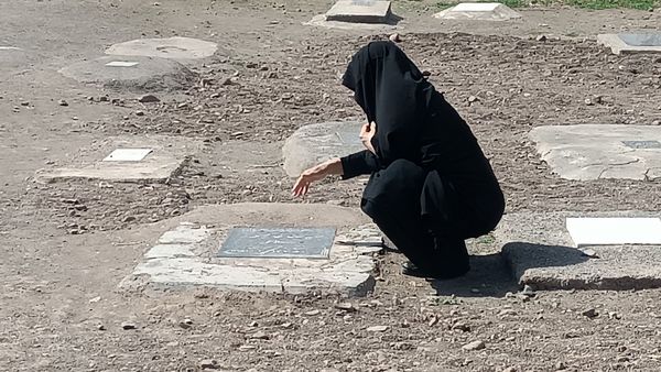 دلتنگی و حضور مردم روستای حسن آباد بلهر بر سر مزار شهیدان و عزیزانشان  