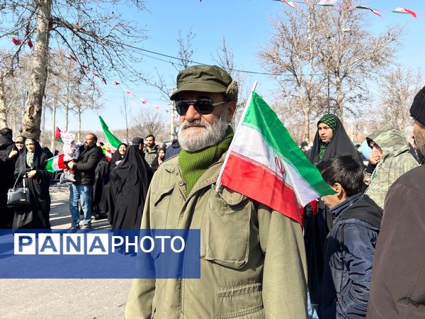 حضور دانش‌آموزان دبستان المهدی در راهپیمایی ۲۲ بهمن 