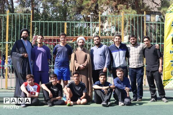 مسابقات فوتبال جام شهید آرمان در دبیرستان ماندگار البرز