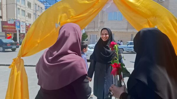 جشن روز معلم در دبستان عذرا پورشهریاری با برنامه های ویژه برگزار شد