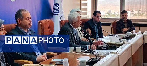 نشست بین نسلی دانش‌آموزان دختر منتخب با حضور مشاور وزیر و استاندار 