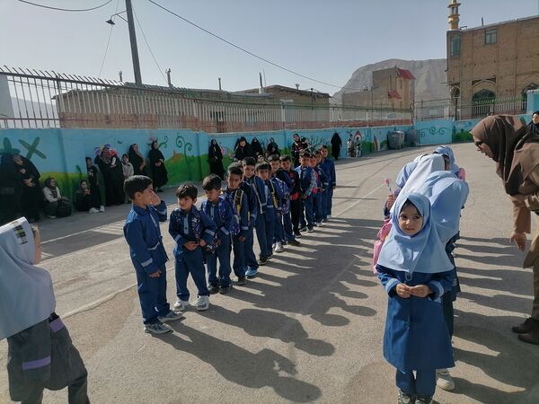 جشن شکوفه های کلاس اولی در دبستان شهید سید خلیل رضوی شهر بارنیشابور