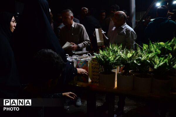 تقدیر از معلمان و فعالان فرهنگی در هفته گرامیداشت مقام معلم در میدان شهید بروجردی 