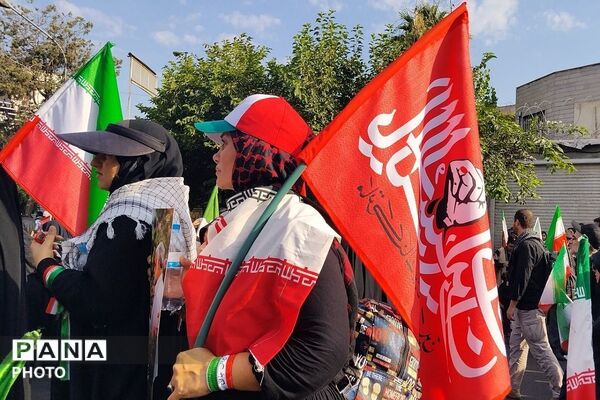 حضور اقشار مختلف از مردم ایران در مراسم تشییع رهبر شهید 