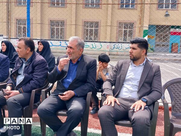 آیین نامگذاری زمین چمن مصنوعی مدرسه بهاءالدین ادب به نام شهید دانش‌آموز ماهان زارعی