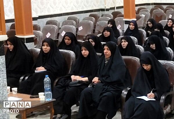 جلسه مربیان طرح‌های تربیتی شهدا  در کبودرآهنگ