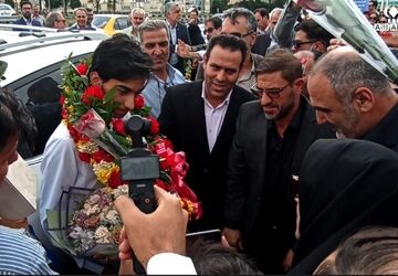 استقبال گرم مسئولان و فرهنگیان زنجان از مهدی آقاجانلو مدال‌آور المپیاد جهانی ریاضی 