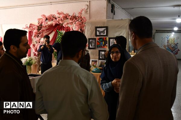 نمایشگاه آثار هنری در هنرستان کاردانش حافظ