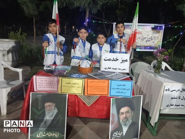  میز خدمت به میزبانی مدرسه پسرانه شهید مهدی غفاری در تجمعات شبانه شهر فرون آباد