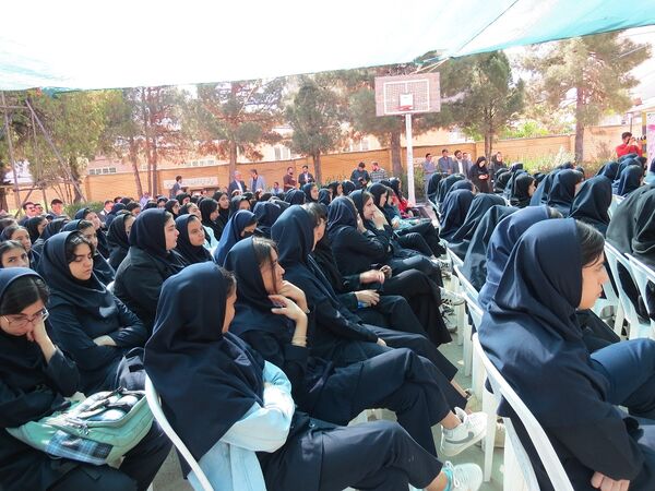 نواختن زنگ سپاس معلم در هنرستان محمودیه بجنورد