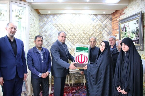 حضور در کنار خانواده‌های شهدا فرصتی  برای یادآوری اهمیت نقش انسانیت و همدلی در مسیر تعلیم و تربیت است