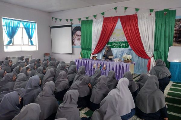 برگزاری جشن دهه کرامت و روز دختر در مدرسه نمونه دولتی فدک