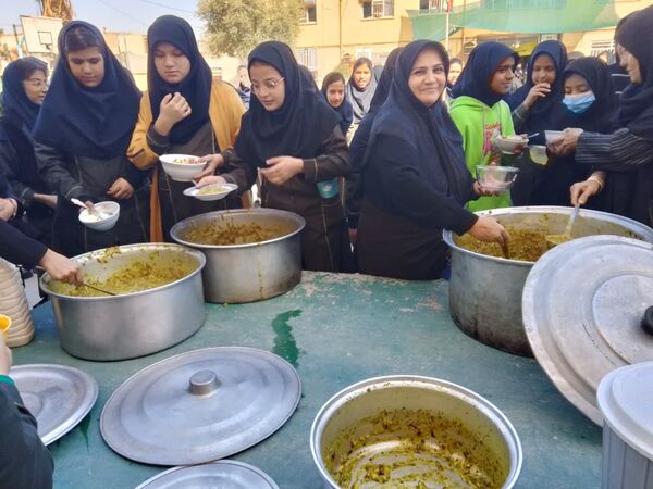 هم‌صدایی دو نسل در دبیرستان عفت؛ جشن شعبانیه و دهه فجر با رنگ همدلی