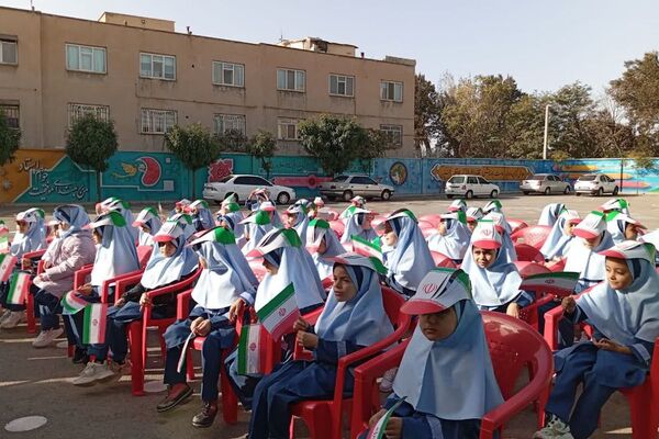 زنگ جشن شکوفه‌ها در مدرسه «آیین روشن» شهریار نواخته شد