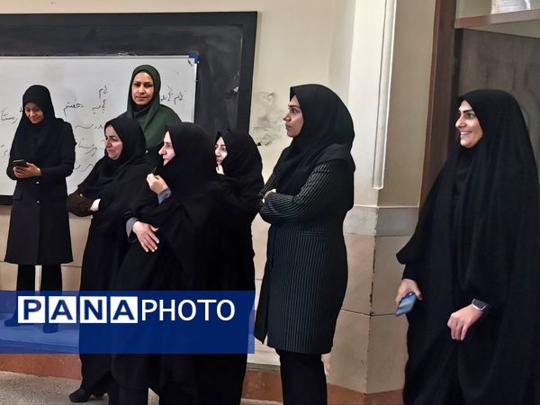 بازدید معاون آموزش متوسطه خراسان رضوی از کارگاه کامپیوتر دبیرستان زینب کاشمر