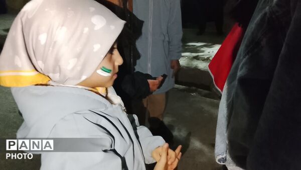 نقش زیبای پرچم ایران بر دستان کودکان حاج قاسم 