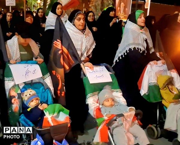 پیشگامان نمایش شور میهن دوستی در تجمعات شبانه 