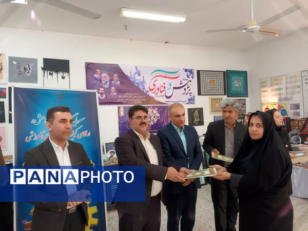 تقدیر هم‌زمان با هفته پژوهش و فناوری از ۱۵ معلم و دانش‌آموز پژوهشگر برتر در بهبهان 