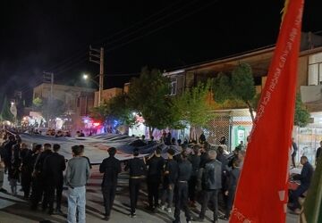 طلوع محرم با برافراشته شدن پرچم سوگ اباعبدالله الحسین(ع)