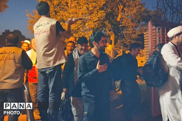 نوجوانان؛ پیشگامان میزبانی از مهمانان مراسم وداع و تشییع پیکر امام امت