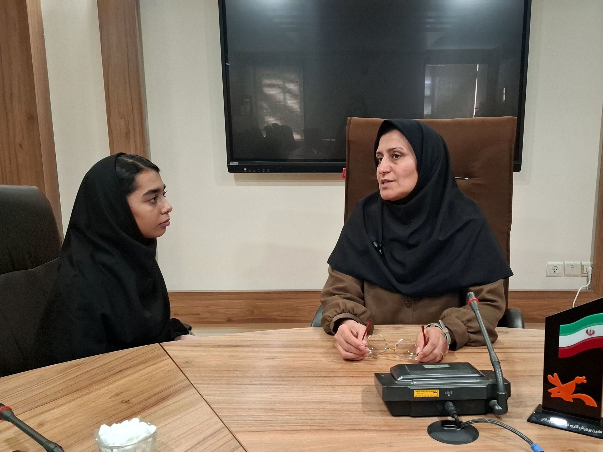 ادبیات بر فرهنگ و هنر جامعه تاثیر دارد