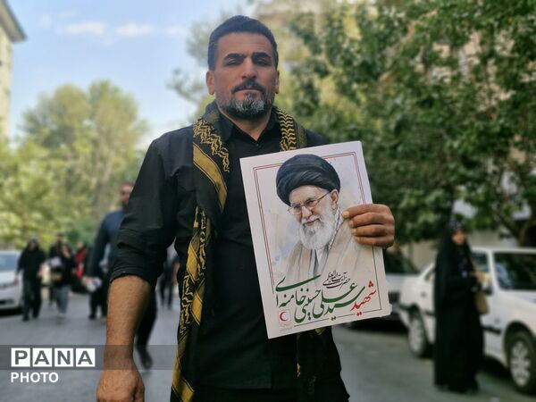 حضور پرشور مردم در خیابان فلسطین برای بدرقه رهبر