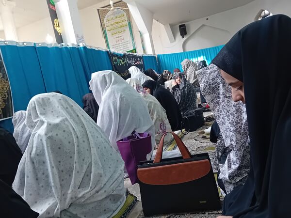 حضور دانش‌آموزان دبیرستان فاطمه الزهرا(س) و کوثر در نماز جمعه