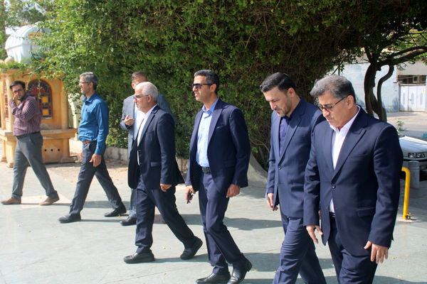 تجدید میثاق مدیرکل امور شاهد و ایثارگران وزارت آموزش و پرورش از شهدا در بوشهر