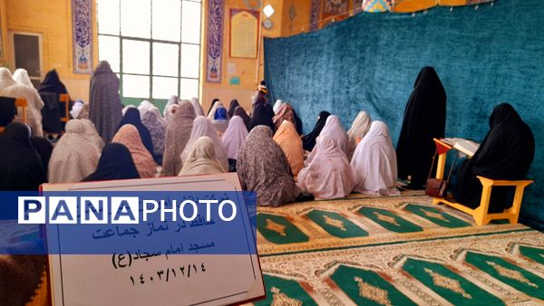 شرکت دانش‌آموزان در نماز جماعت