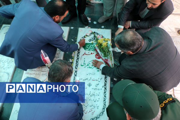 عطرافشانی مزار شهدای فرهنگی استان قم