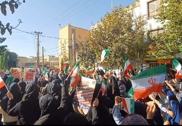 از خیابان‌های کرج،طنین شعارهای دانش‌آموزی در روز دانش‌آموز نواخته شد