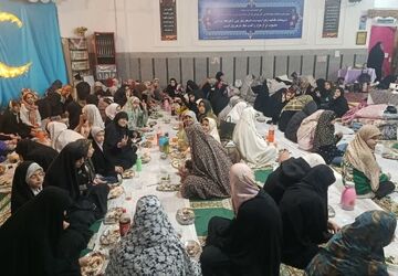 اعتکاف مادر‌دختری در مسجد فاطمیه نیشابور