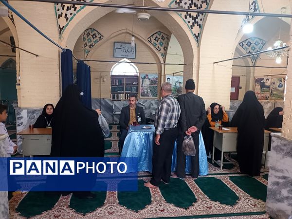 حضور مسئولان، مردم و رای اولی‌های چناران پای صندوق‌های رای در میدان انتخابات 