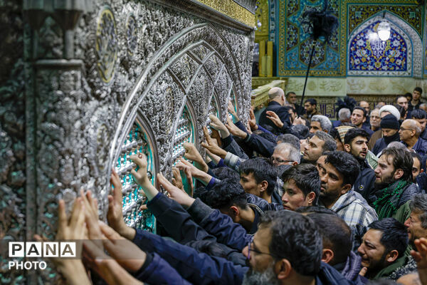 سوگ و حزن اعلام شهادت رهبر معظم انقلاب در حرم مطهر رضوی-۱