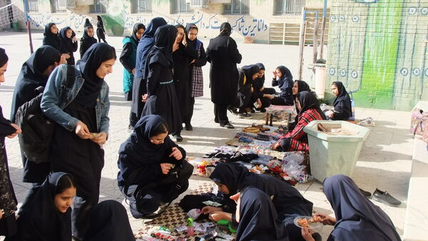 بازارچه کسب و کار دانش‌آموزان دختر در دبیرستان متوسطه اول معلم