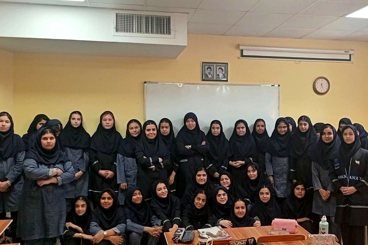 عکس یادگاری دانش‌آموزان مدرسه اختر صدوقی شهرستان پیشوا 
