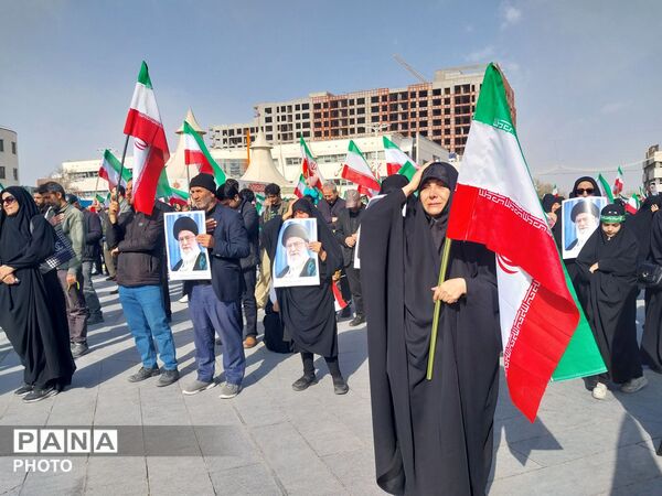 تجمع دانش آموزان و مردم غیور در سوگ رهبر معظم انقلاب در میدان شهدا مشهد مقدس