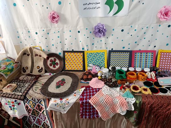 نمایشگاه ماها در دبیرستان فرزانگان