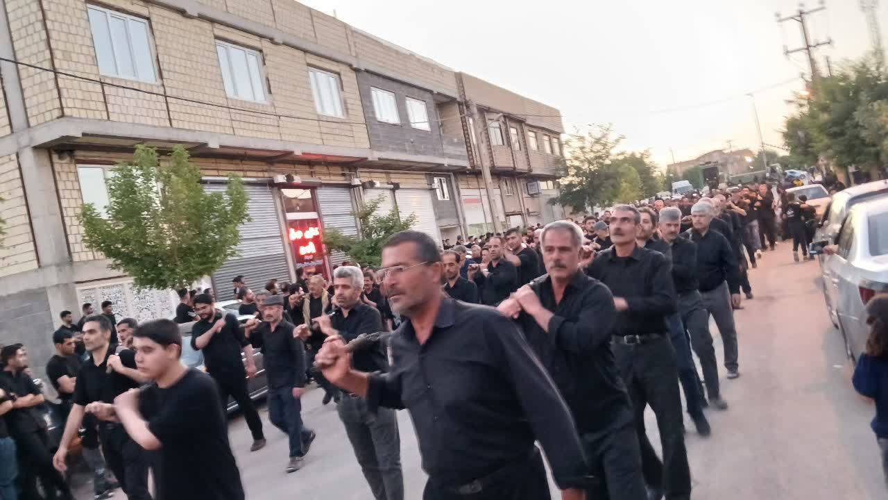 ندای «یا حسین» در کوچه‌پس‌کوچه‌های لالجین در روز عاشورا طنین‌انداز شد