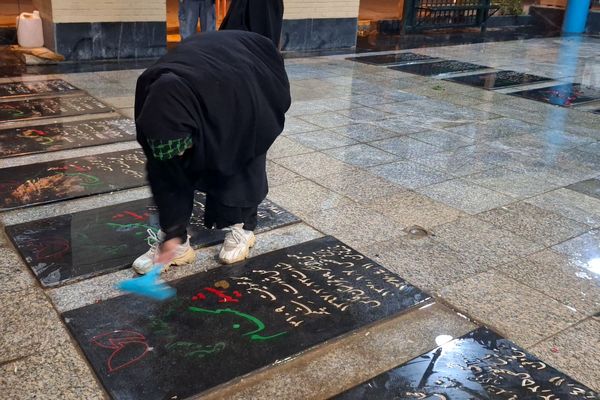غبارروبی مزار شهدای گمنام توسط نوجوانان جهادگر شیرازی