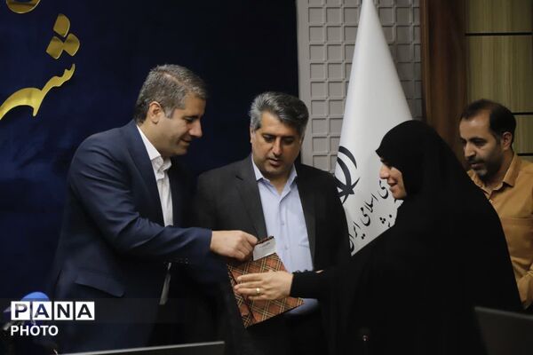 تجلیل مدیرکل آموزش و پرورش شهر تهران از مدیران سازمان دانش‌آموزی مناطق و مسئولان خبرگزاری پانا
