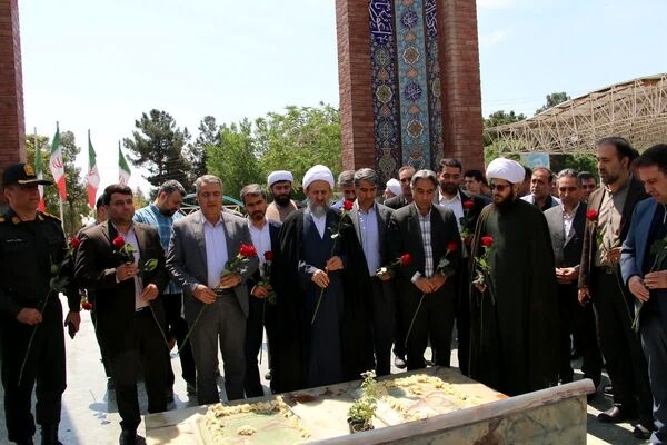 گرامی داشت مقام معلم و آئین گلباران مزار شهدای گمنام
