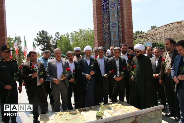 گرامی داشت مقام معلم و آئین گلباران مزار شهدای گمنام