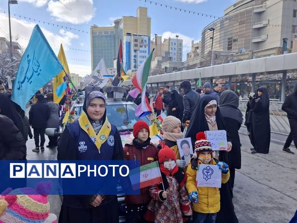 حضور پرشور همه‌ اقشار مردم مشهد در راهپیمایی ۲۲بهمن