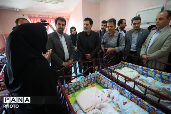 حضور استاندار همدان در کنار اعضای بهزیستی