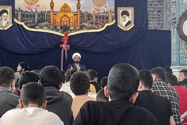 اعتکاف دانش‌آموزان دبیرستان شاهد شهید زرین کلاه شهرستان اقلید در مسجد امام حسین (ع)