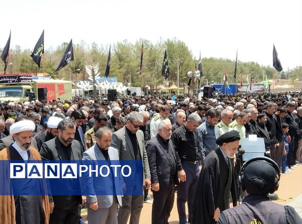 اقامه نماز ظهر عاشورا در بیرجند